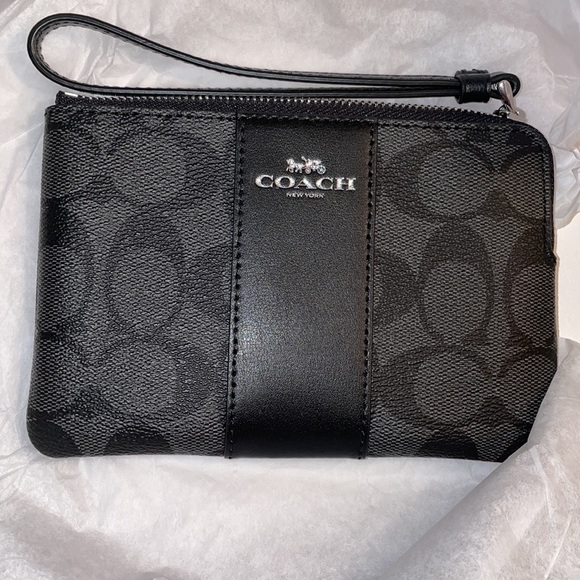 Coach Handbags - 🆕 Coach Wristlet
